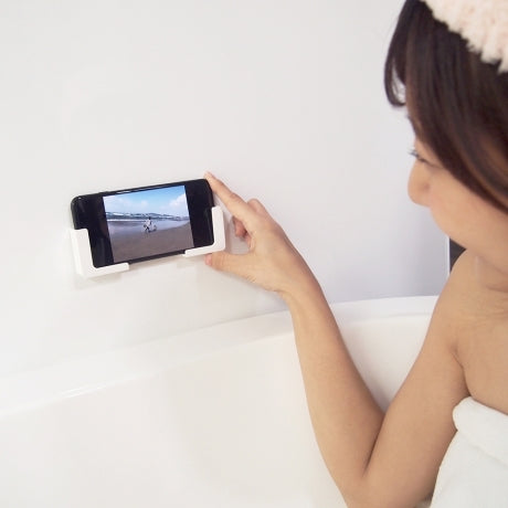 バススマートフォンホルダー TOWA 東和産業 マグネット 磁石 浮かせる バスタイム 浴室 お風呂 ホワイト